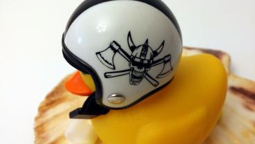Biker Badeente mit Vikinger Helm und Licht Deko Entchen Fahrrad - Bike