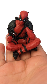 Deadpool Deko Figur Kantensitzer | Desktop -Auto Figur sitzend - mit Box