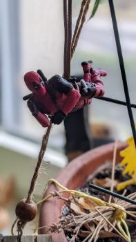 Deadpool Deko Figur Kantensitzer in der Luft schwebend mit Seil