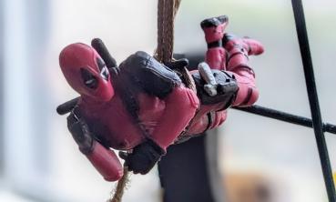 Deadpool Deko Figur Kantensitzer in der Luft schwebend mit Seil
