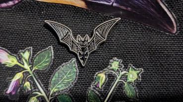 Fledermaus Pins Schwarz – Gothic Broschen für Kragen, Jacke & Tasche