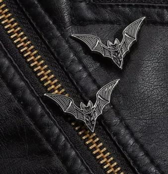 Preview: Fledermaus Pins Schwarz – Gothic Broschen für Kragen, Jacke & Tasche