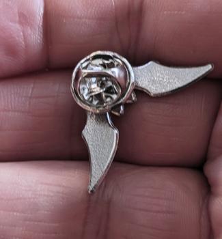 Preview: Fledermaus Pins Schwarz – Gothic Broschen für Kragen, Jacke & Tasche