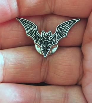 Preview: Fledermaus Pins Schwarz – Gothic Broschen für Kragen, Jacke & Tasche