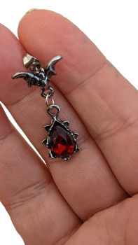Gothic Fledermaus Ohrringe Silber mit Tropfenanhängern in Rot