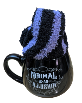 Normal Is an Illusion – Gothic Tassen- und Socken-Set