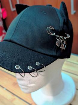 Gothic Anime Basecaps Schwarz mit Katzenohren und Sicherheitsnadeln