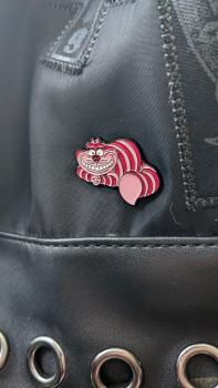 Grinsekatze W"underland Metall Pin - Brosche für Mütze,Taschen Accessoires