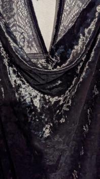 Killstar Obsidian Lounge-Kleid Pannesamt und Spitzeneinsätze