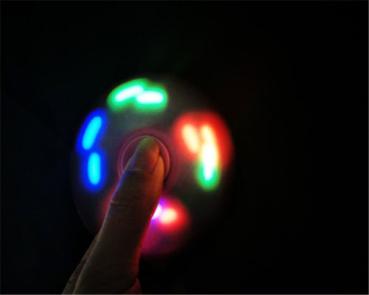 Fingertip Spinner für Autismus und ADHS LED Flash 3 Fach Verstellbar 5 Farben