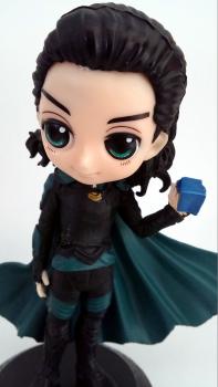 Loki mit Tesserak Model Sammelfigur mit Verpackung  16 cm