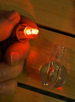 Preview: LED Glühbirnen Ohrringe – Leuchtende Ohrhänger in 7 Farben