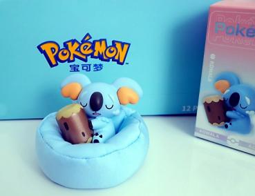 Pokémon Schlaf Figur Komala im Set mit Sammelbox