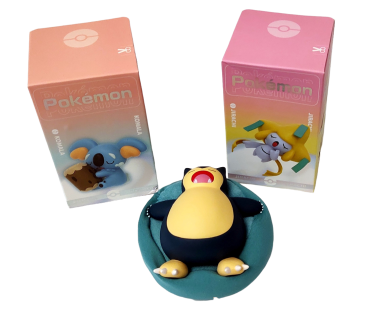 Pokémon Schlaf Figur Snorlax im Set mit Sammelbox
