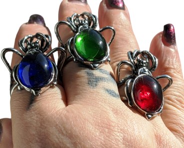 Preview: Gothic Spinnenring Silber mit rotem Harzstein - verstellbar