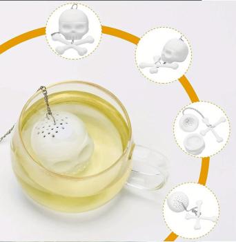 Totenkopf Teesieb aus Silikon mit Knochen und Kette – Tee-Accessoire