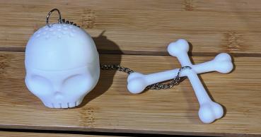 Totenkopf Teesieb aus Silikon mit Knochen und Kette – Tee-Accessoire