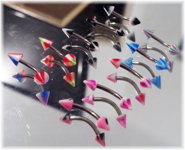 Banane Curved Barbell Cone Spitze Candy Stripe 16G - 1.4 mm