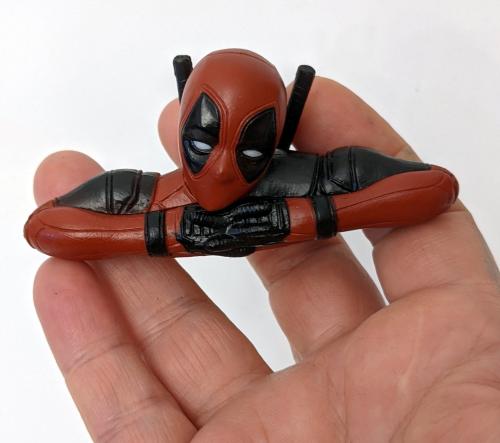 Deadpool Deko Figur Kantensitzer Auto - Desktop Figur mit Box