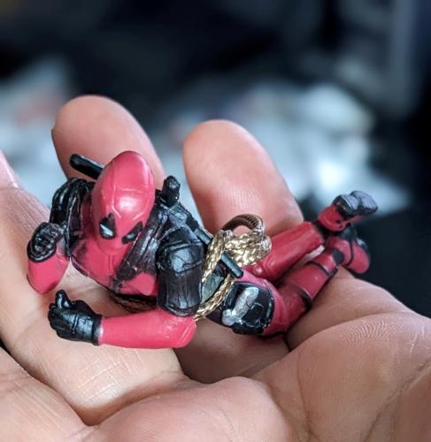 Deadpool Deko Figur Kantensitzer in der Luft schwebend mit Seil