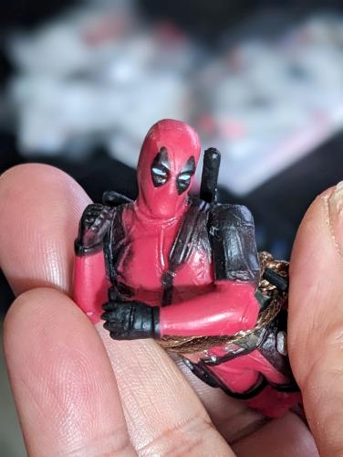 Deadpool Deko Figur Kantensitzer in der Luft schwebend mit Seil