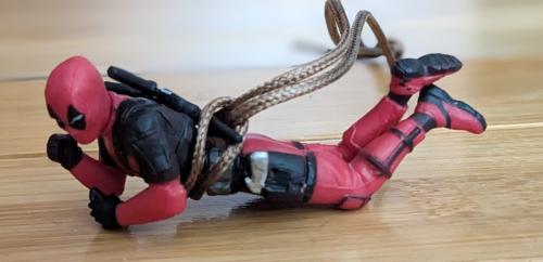 Deadpool Deko Figur Kantensitzer in der Luft schwebend mit Seil