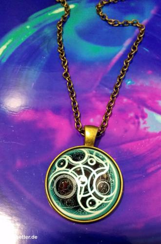 Doctor Who - GALLIFREYAN Time Lord  HALSKETTE  Glascabochon Blau Bronze