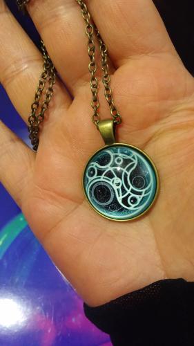Doctor Who GALLIFREYAN Time Lord  HALSKETTE  Glascabochon Blau Silber