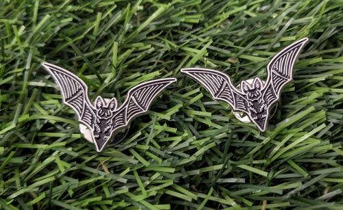 Fledermaus Pins Schwarz – Gothic Broschen für Kragen, Jacke & Tasche