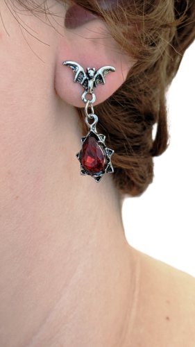 Gothic Fledermaus Ohrringe Silber mit Tropfenanhängern in Rot