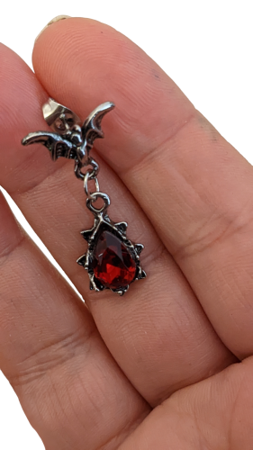 Gothic Fledermaus Ohrringe Silber mit Tropfenanhängern in Rot
