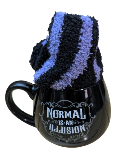 Normal Is an Illusion – Gothic Tassen- und Socken-Set