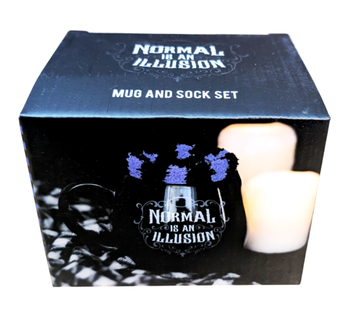 Normal Is an Illusion – Gothic Tassen- und Socken-Set