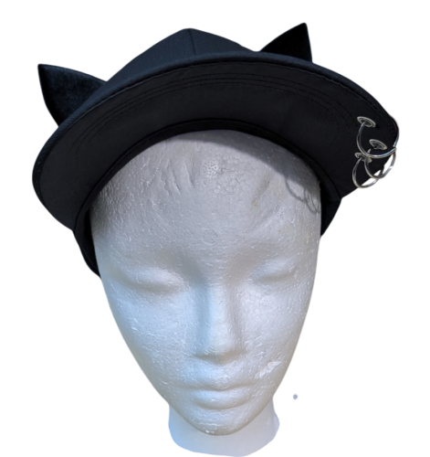 Gothic Anime Basecaps Schwarz mit Katzenohren und Sicherheitsnadeln