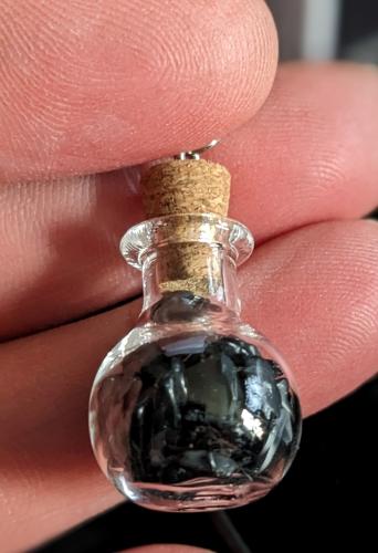 Halskette Zaubertrankflasche mit natürlichen schwarzen Obsidiansplittern