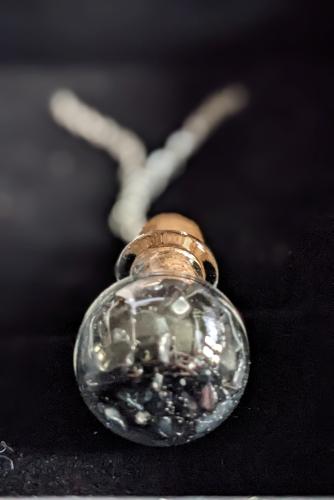 Halskette Zaubertrankflasche mit natürlichen schwarzen Obsidiansplittern