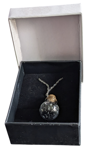 Halskette Zaubertrankflasche mit natürlichen schwarzen Obsidiansplittern