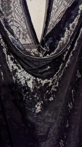 Killstar Obsidian Lounge-Kleid Pannesamt und Spitzeneinsätze