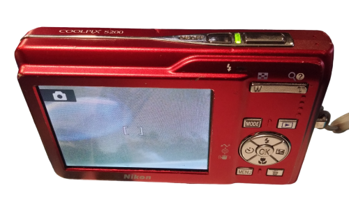 NIKON COOLPIX S200 Digitalkamera | 7.1 MP | VR&ISO 1000, 2.5" LCD | Rot
