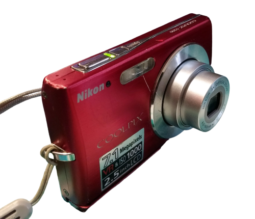 NIKON COOLPIX S200 Digitalkamera | 7.1 MP | VR&ISO 1000, 2.5" LCD | Rot