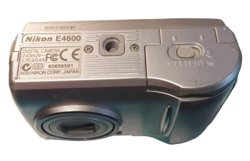 Nikon Coolpix E 4600 Digitalkamera | 4.0 MP | 1.8 Zoll | Silber