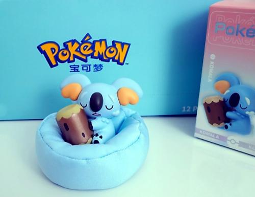 Pokémon Schlaf Figur Komala im Set mit Sammelbox