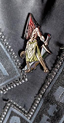 Silent Hill Pyramid Head Emailie PIN - Willkommen in der Hölle - Anstecker Kragen Pin