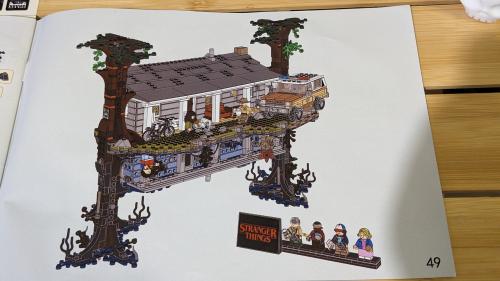 Stranger Things - Die andere Seite Bausatz mit Wills House und Minifiguren, 2499 Stück