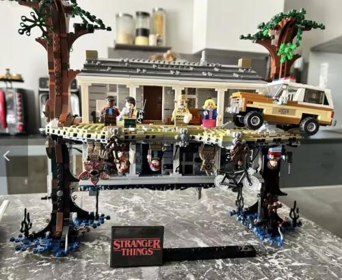 Stranger Things - Die andere Seite Bausatz mit Wills House und Minifiguren, 2499 Stück