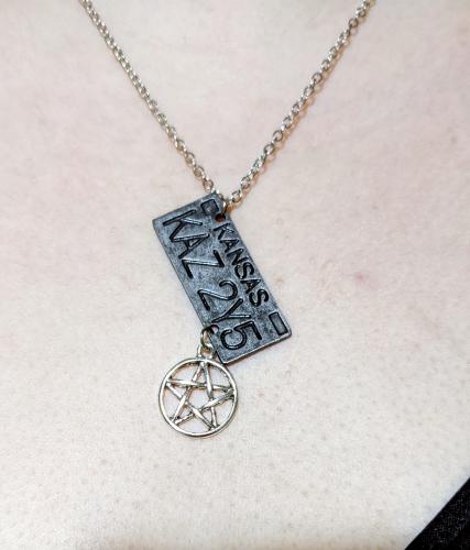 Supernatural Dean Winchester Kette Impala Kansas KAZ 2Y5 mit Pentagram Silber