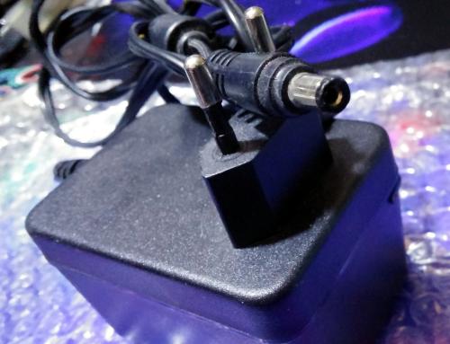YHi Power Adapter YC-1015-15 +15VDC Ladegerät Netzteil