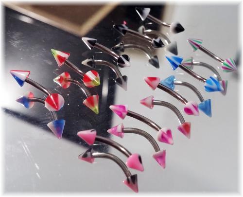 Banane Curved Barbell Cone Spitze Candy Stripe 16G - 1.4 mm