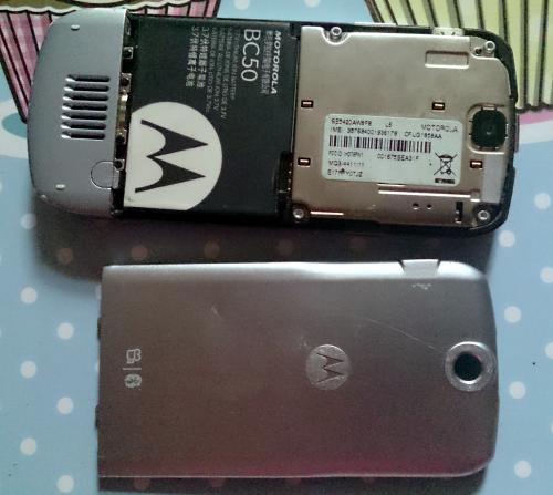 Motorola MOTO SLVR L6 Handy | 2 Zoll | 0.3 MP | Klassisch/Candy-Bar | Silber | Simlock Frei